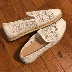 ✨NEW Toms White Lace Slip on Shoes✨